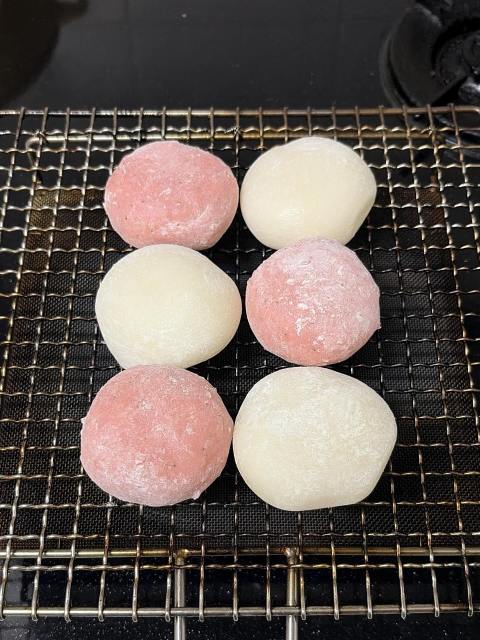 今年も中村軒のお餅が大晦日に焼いて食べられる幸せ……❤️🤍🫶

ほとんどすべての人と疎遠になり、ますますレアキャラ化が進んだ2025年でしたが笑、つくづく京都のお店にお世話になった年でありました。ほんとうに。身近なお店をだいじにしたいと思って、できる限りそうした年になりました。できる限りしかできないけど、来年もそうしたい。そうしたいと思って、そうできるのはとても幸せなことだ。お買い物でも仕事でも。いつもお世話になってます！いつもニコニコ現金払い！

この感じだとすでに2026年も隠遁生活になりそうです。が！「見かけたら声かけてください、乾杯しましょう！」の気持ち！いつでも！

皆さま良いお年を〜🌟