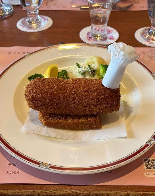 お正月に食べたレストランキエフのキエフ風カツレツも、仕事始めに振舞われたすし善のちらし寿司ももう記憶の彼方で、えべっさんも終わってなんかちょっとほっとしてます

日もだんだん長くなってきて、しかしながらこちらはちょっと残念です。まだ真っ暗のうちに起きて原稿するのが好きなので、これからどんどん日の出が早くなってきたら困るなあと思って。確かに、冬はつとめて、なんだな〜！

お正月、ふだん観ないテレビコマーシャルやなんかを眺めていると、「変わりたい！」という欲求がどれだけこの世の中を動かしているのかがよくわかりました。そう思うと、私が何か書く理由もそこにあるのかもしれません。

私にとって「書く」ことは、自己表現するステージでも意見表明の場でも、思考の整理法でもなく、ましてや承認されるための手段でもなくて、〈私〉の変容・生成が起こる試験管なのだということに最近思い至りました。「変わりたい」という意思にもならないうちから、そのきざしを感知して私は.txtを新規作成するのだと思います。書いた後は、まだ書いていない〈私〉にはもう二度と戻れないから。

というわけで新年、変わりたいなと思う方は「なんか」書いてみてはいかがでしょうか〜？