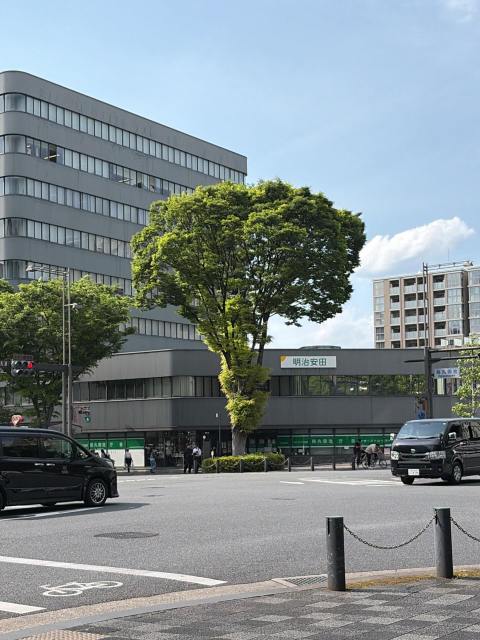 風が薫ってる今夜だ！

01_烏丸御池北西の木、腹周りこんなモサモサやったっけ？と思ってすごい嬉しい驚きだった
02_牡蠣のアラビア〜タ作って食べた
03_佐貫さんと痛飲した
04_今年もこれが見られてうれしかった
05_青菜の炒めが得意料理になった
06_近況
07_めちゃくちゃ面白い小説。短編集です

なんか今まで私が思ってた「憂鬱」とか「退屈」って世間一般と意味が違ったらしくて、もしかして「憂鬱」とか「退屈」の意味を知らない人かもしれません私は